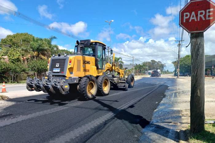 Secretaria de Obras usou 30 toneladas de CBUQ para melhorar o entorno da rótula localizada na avenida Adolfo Fetter, no caminho para a praia