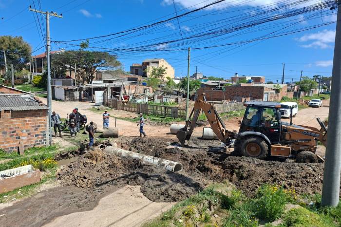 Apenas na rua Manoel Feliciano já foram instaladas seis travessias, que totalizam 60 metros de tubulação
