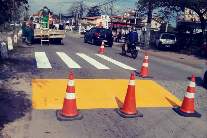 Equipe da Secretaria de Transporte e Trânsito realiza o serviço para aumentar segurança dos pedestres e dar maior visibilidade aos veículos