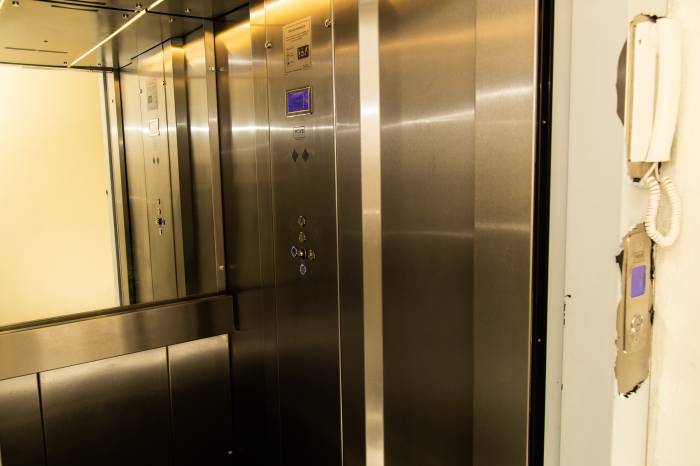 Novo elevador garante 100% de inclusão no acesso aos serviços do prédio