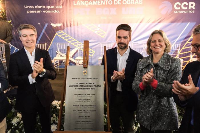 Prefeita acompanhou a cerimônia junto ao governador no Aeroporto Internacional João Simões Lopes Neto