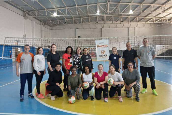 O curso apresentou diferentes formas de trabalhar o vôlei na escola de maneira divertida e dinâmica