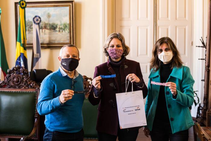 Entrega foi feita pelo Sesc e Senac Pelotas. Acessórios ajustam proteção, para mais conforto, evitando irritação na face