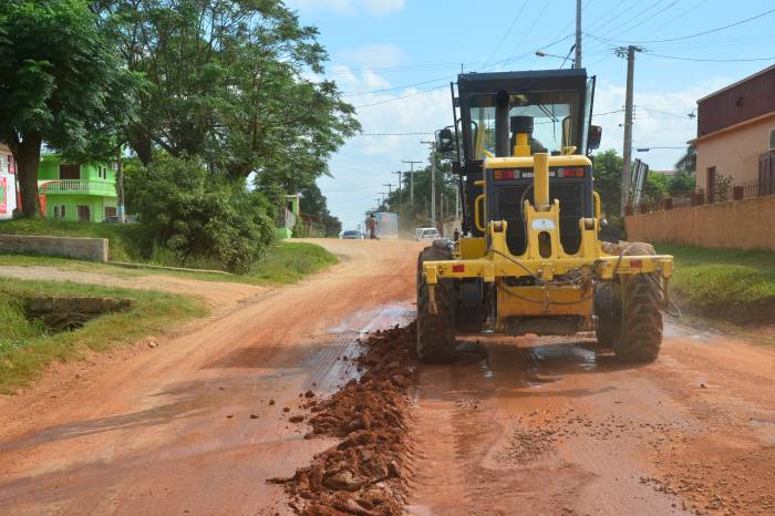 Equipes e máquinas da Secretaria de Desenvolvimento Rural da Prefeitura atuam em todos os distritos