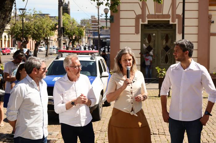 Prefeita Paula Mascarenhas fez a entrega do veículo, adquirido com recursos de emenda parlamentar de R$ 300 mil do deputado Daniel Trzeciak (PSDB)
