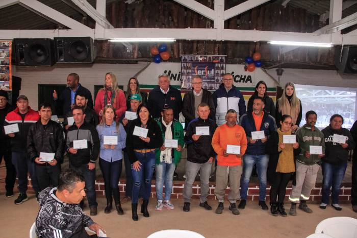 Prefeito em exercício prestigia programação em homenagem aos trabalhadores da limpeza urbana do município