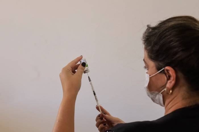 As aplicações iniciaram-se nesta segunda-feira (10) em diversos pontos da cidade. Imunização Bivalente foi ampliada.