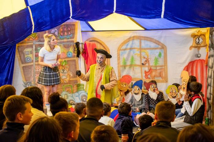 No dia 5 de novembro, o projeto contemplado pela Pnab apresenta a peça infantil "Brincando de Teatro" para duas escolas da zona rural de Pelotas