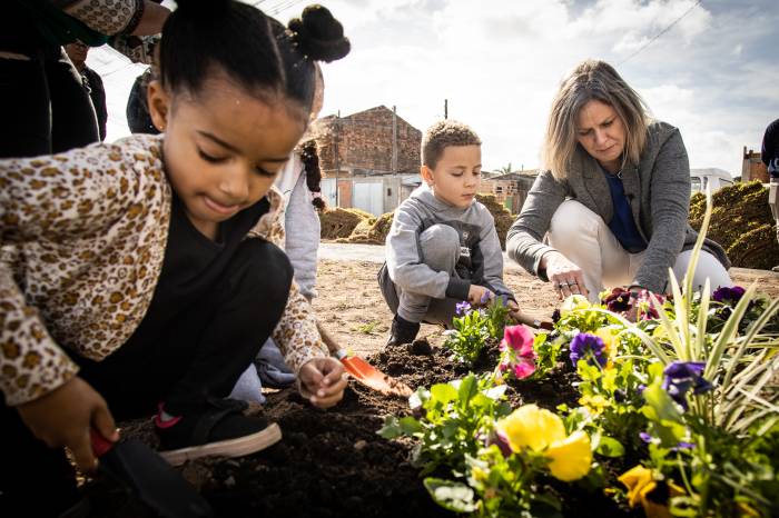 Ação com alunos da educação infantil faz parte do Pacto Pelotas pela Paz. A atividade, realizada no bairro Bom Jesus, marcou o plantio da grama e os avanços no projeto voltado à Primeira Infância