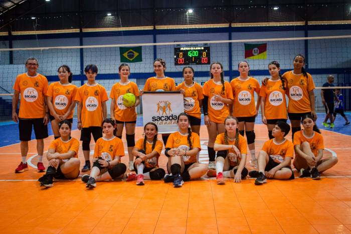 Equipes de handebol e vôlei participaram nas categorias femininas, masculinas e mistas