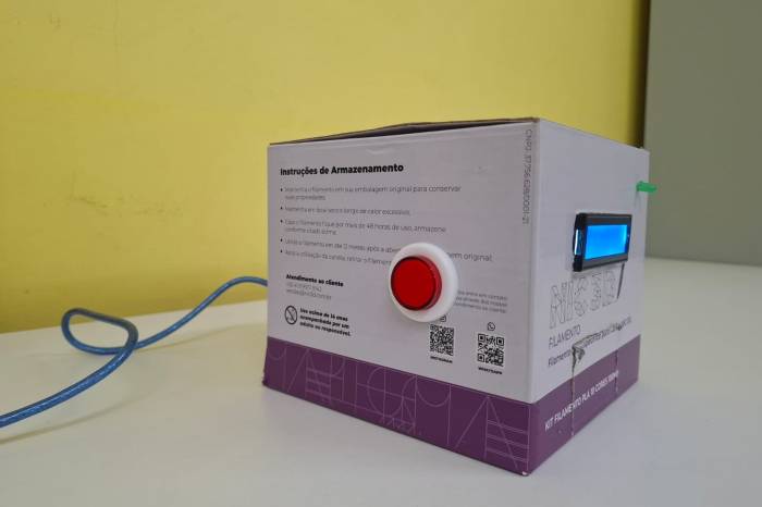 Meninas projetaram dispositivo com assistente inteligente, que emite alertas sonoros e facilita o acesso às doses diárias