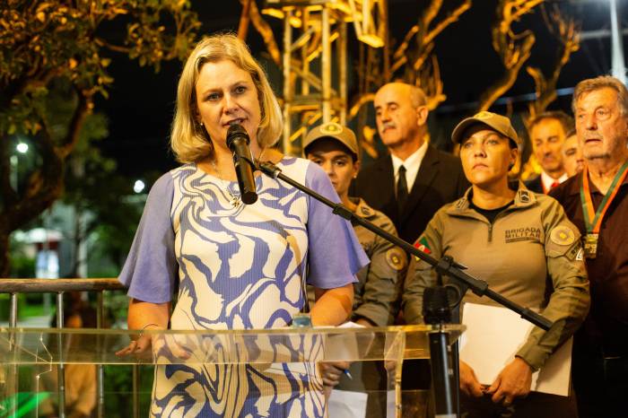 Evento contou com honrarias aos oficiais e desfile da banda militar