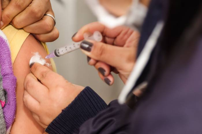 Em Pelotas, pessoas com comorbidades, entre 18 e 39 anos, já podem receber a quarta dose contra o coronavírus. No dia 24, alunos da Emei Ruth Blank, com três anos ou mais, poderão ser vacinados contra a doença na escola