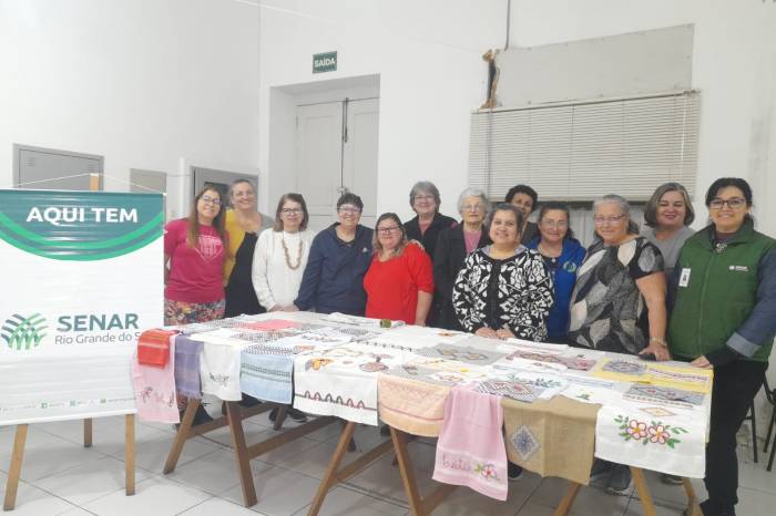 Doze produtoras rurais e usuárias da Rede de Atenção Psicossocial da Prefeitura participaram da atividade