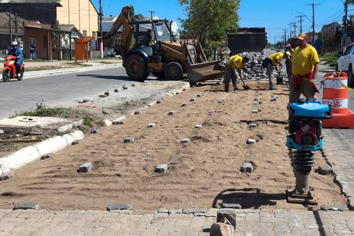 Outra equipe trabalhou na avenida Dom Joaquim, em trecho de blocos sextavados, na esquina com Andrade Neves