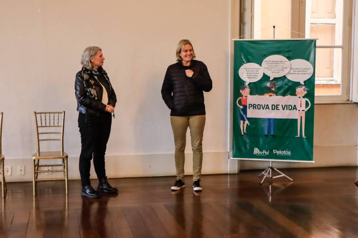 Atividade de contação de histórias para crianças e roda de conversa para aposentados na Bibliotheca Pública marcou início do projeto do Prevpel