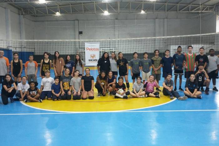 Com foco na integração e inclusão social, projeto incentiva a prática do voleibol para jovens de dez a 17 anos