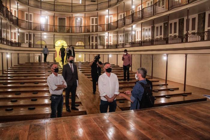 O gestor conheceu detalhes da obra que está em curso na casa de espetáculos mais antiga do Estado. A reabertura está prevista para 2022