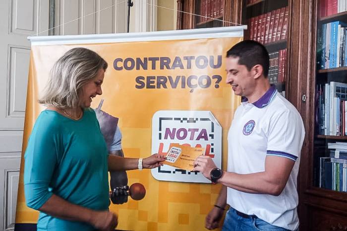 Prefeita faz a entrega de R$ 1 mil à Aapecan, instituição escolhida pelo ganhador do oitavo sorteio do programa