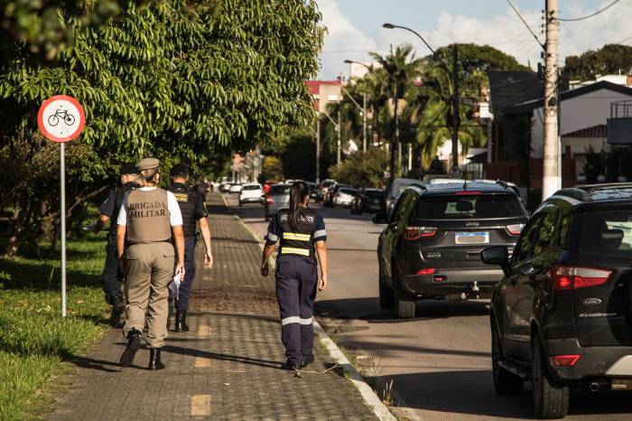 Em ação integrada na avenida Dom Joaquim, agentes realizaram autuações e orientaram a população