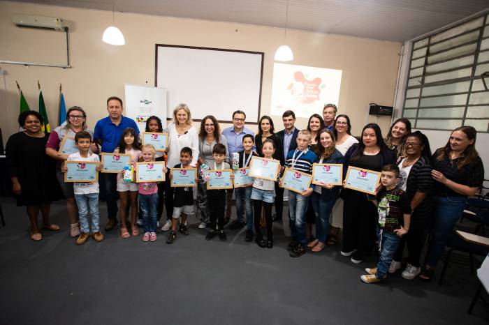 Concurso envolveu estudantes da rede municipal de ensino, que foram premiados com tablets e 12 meses de caixas de leite