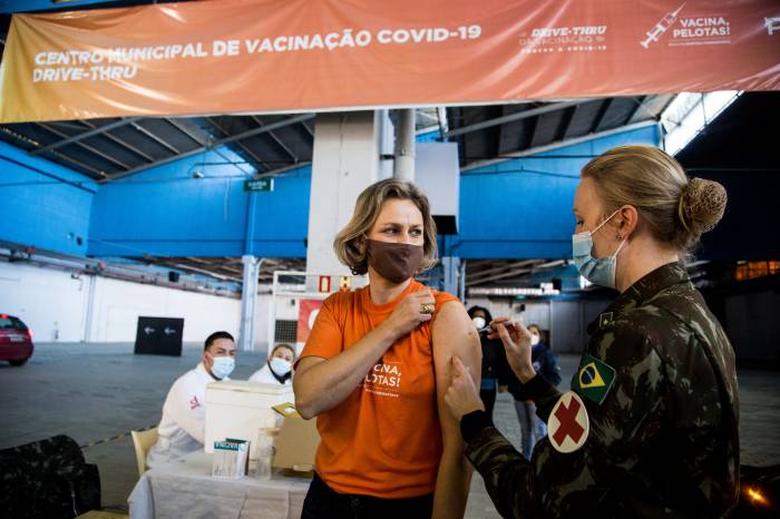 Prefeita Paula Mascarenhas, que tem 51 anos, foi uma das pessoas vacinadas na ação desta sexta-feira, que ocorreu no Centro de Eventos