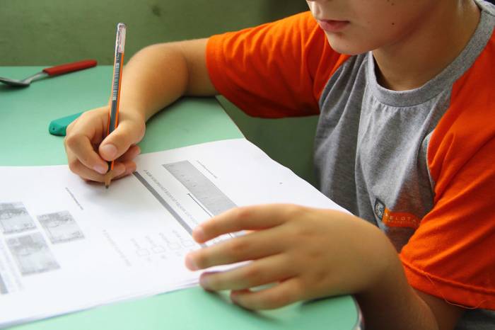 Atividades retornam em 92 estabelecimentos de ensino e em dois centros especializados