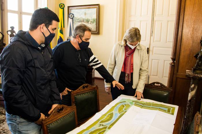 Paula conheceu o projeto técnico do novo condomínio da empresa. A adesão ao programa Adote Uma Área Verde, do Ciclo Verde Pelotas, também foi pauta do encontro