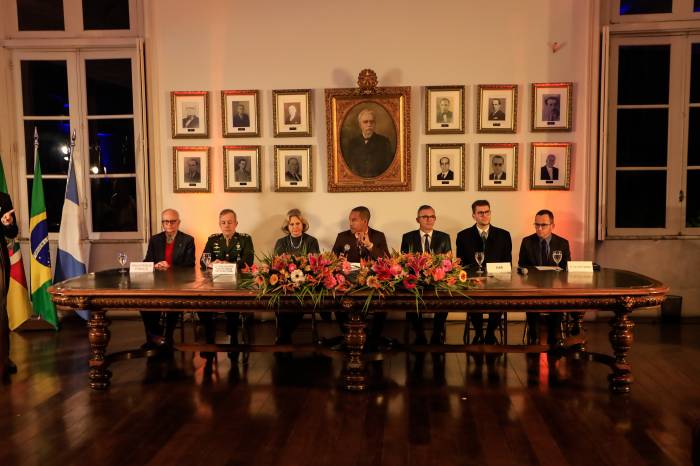 Sessão Solene alusiva aos 211 anos de Pelotas e aos 191 do Legislativo pelotense, na Bibliotheca Pública, homenageou personalidades e instituições que contribuem para o desenvolvimento do Município