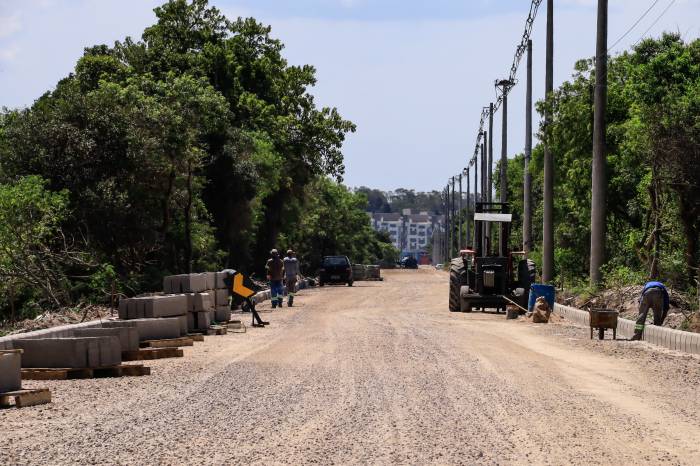 Mais da metade da extensão já conta com terraplanagem, sub-base e base prontas. Contrato também inclui estrada Passo dos Negros e trecho da rua Gomes Carneiro, somando 4.570 metros de pavimentação asfáltica