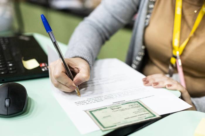 Equipes da Secretaria de Assistência Social seguem recebendo remanescentes do Laranjal nesta quinta-feira (7). Fichas serão distribuídas no local a partir das 8h até o meio-dia, enquanto o atendimento vai até as 14h