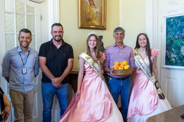 Comissão visitou Marroni no Gabinete e o presenteou com uma cesta da fruta