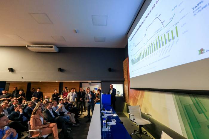 Governador Eduardo Leite, acompanhado do secretariado, apresentou proposta aos prefeitos