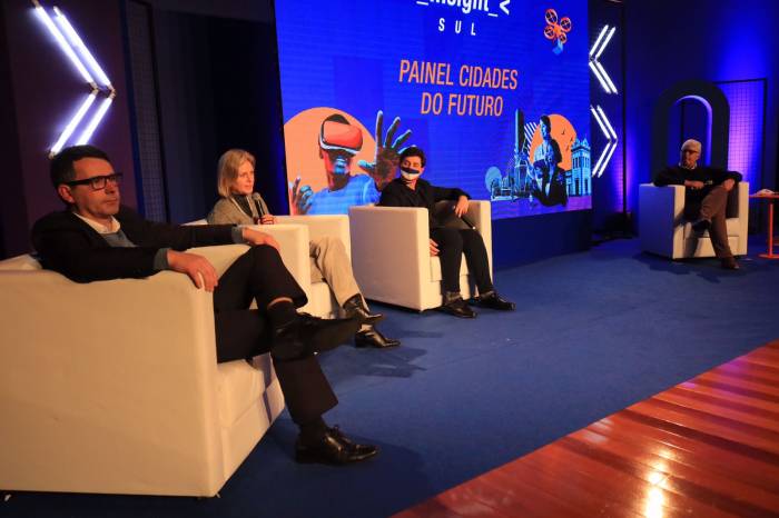 Paula participou do painel Cidades do Futuro e contou como Pelotas está trabalhando para inovar e os desafios que a temática traz
