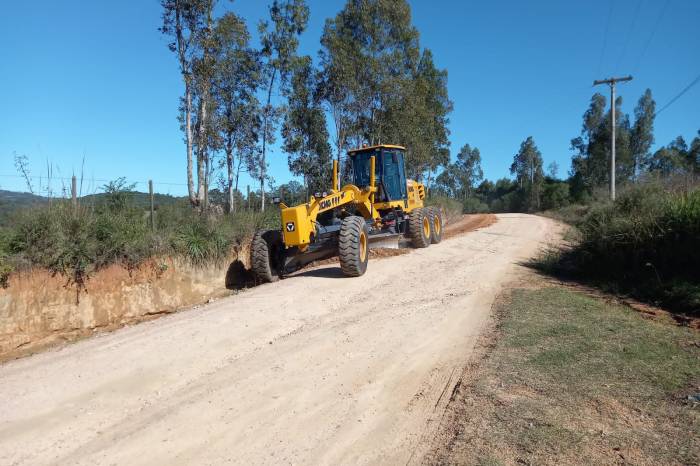 Patrolamento, revitalização de valetas e colocação de cascalho em pontos que necessitavam de reforço fizeram parte das atividades das últimas duas semanas