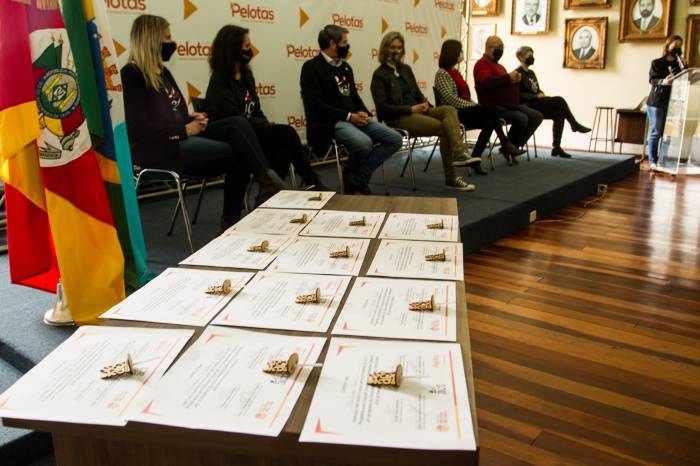 Treze profissionais finalizaram a capacitação e receberam os certificados entregues pela gestora municipal. Pelotas foi a primeira cidade, no mundo, a implementar a metodologia socioemocional como política pública