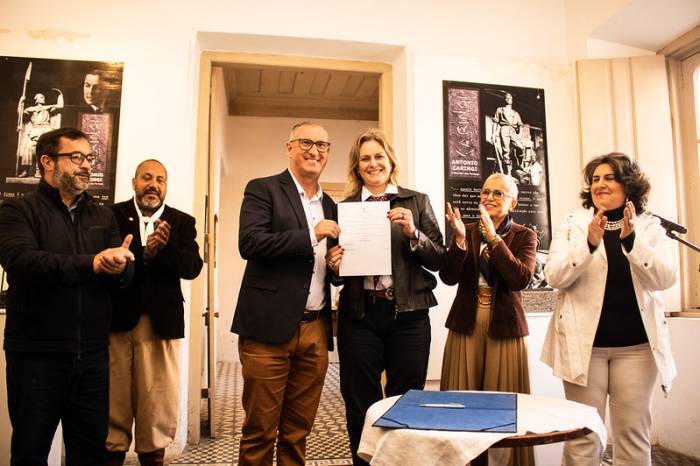 Prefeita Paula Mascarenhas abriu a mostra e também assinou a Lei nº 7.054, que inclui no calendário de eventos da cidade Maio como mês de Antônio Caringi, de autoria do vereador Marcola