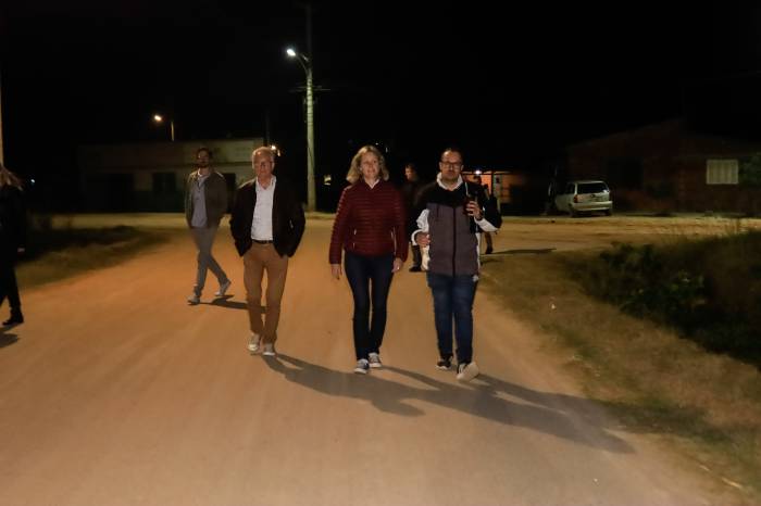 Prefeita Paula esteve nas localidades entregando as melhorias na iluminação pública. Investimento foi superior a R$ 1 milhão