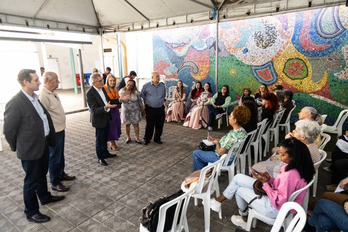 Evento faz parte da Semana do Idoso e trouxe apresentações artísticas de grupos de diversas idades