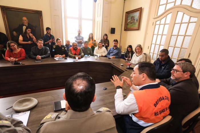 Aulas estão suspensas na rede municipal na terça-feira (12) e na quarta (13) devido à previsão de chegada de um novo ciclone extratropical à região. Nesta segunda-feira, entidades se reuniram para discutir ações de prevenção e atendimentos à população