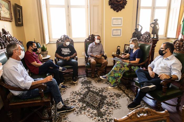 Parlamentares entregaram ao Município um pedido de providência diante do envolvimento de um servidor em novo caso de ofensas discriminatórias a vereador