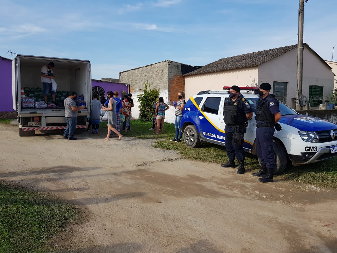 Ação contou com apoio da Guarda Municipal, que distribuiu máscaras para a comunidade