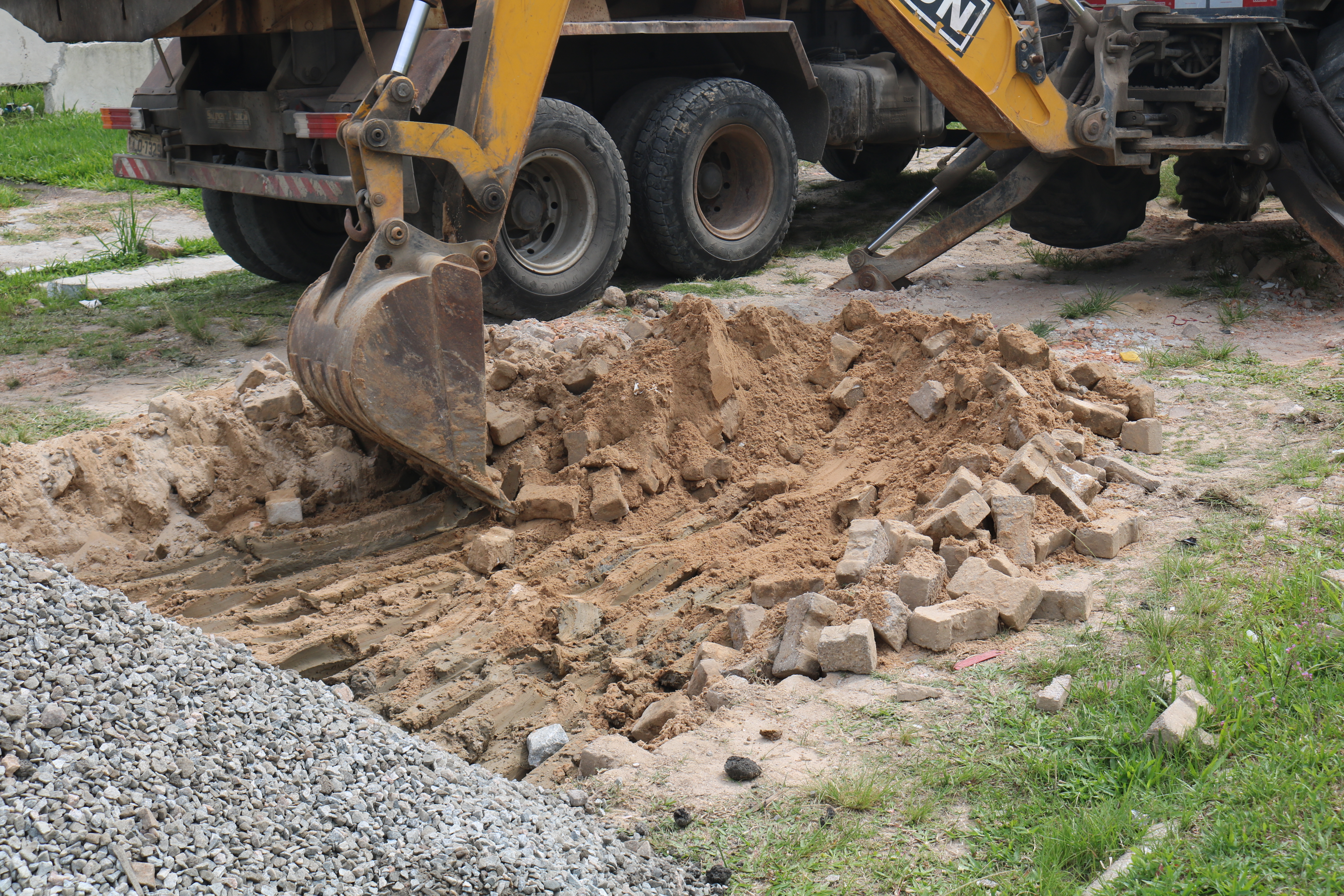 Equipe da Prefeitura prepara a via para a pavimentação