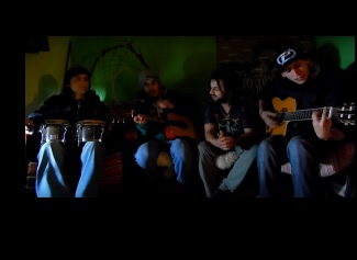 Público que recebe vacina no Centro de Eventos terá música ao vivo com a cantora Desirée Salles e a banda Matudarí