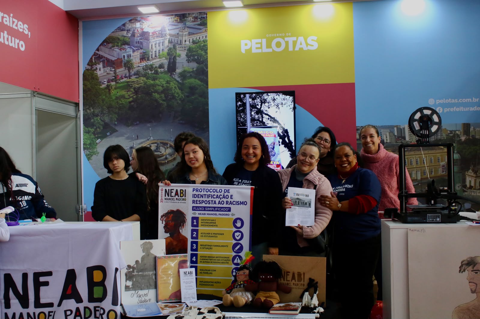 Alunos exibiram trabalhos do LabMaker e do NEABI, aproximando a comunidade das iniciativas de ciência, tecnologia e educação antirracista desenvolvidas na rede municipal