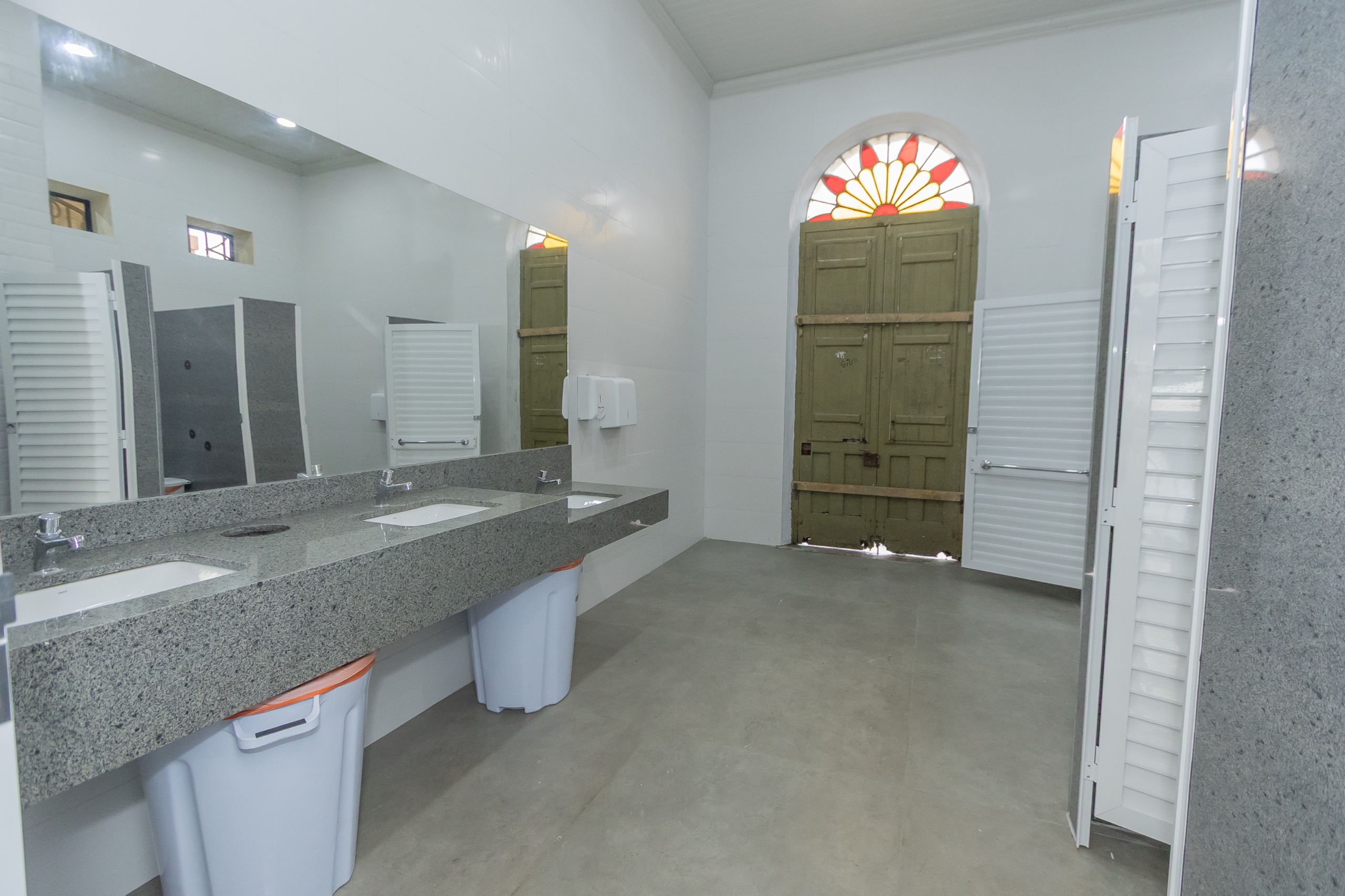Espaço conta, a partir de agora, com sanitários para uso familiar e para ostomizados. Prefeito vistoriou a obra pela manhã
