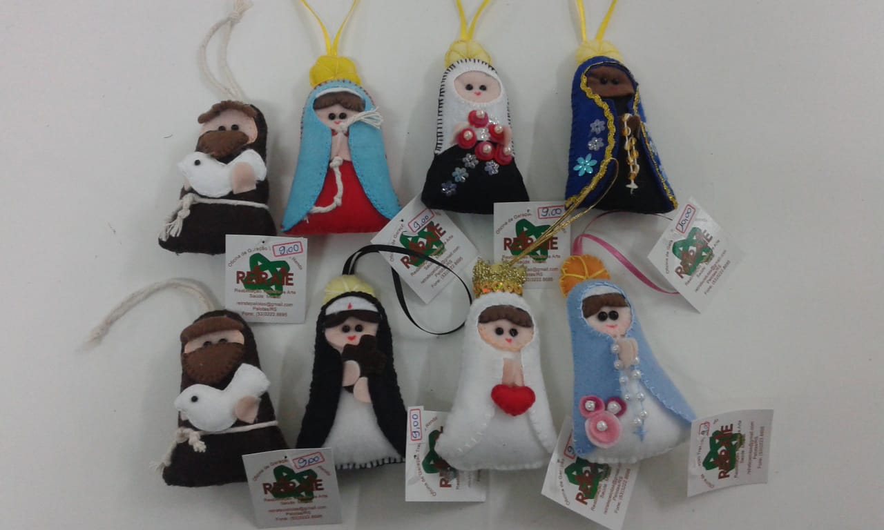 Participantes do programa da Prefeitura produzem em feltro imagens de Nossa Senhora, santos e anjinhos da guarda