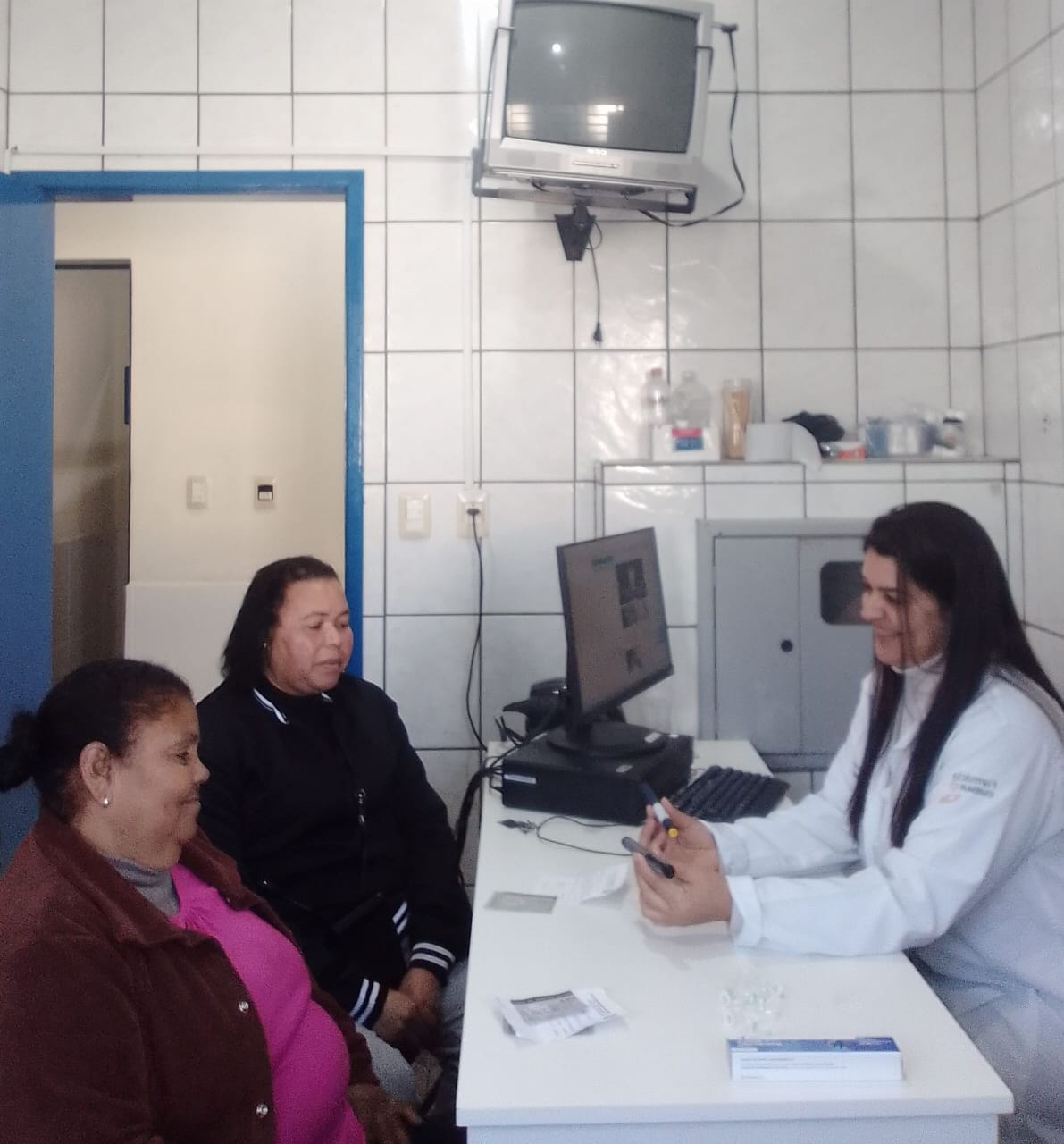 Usuários recebem instruções, devido à mudança do instrumento descartável para o reutilizável