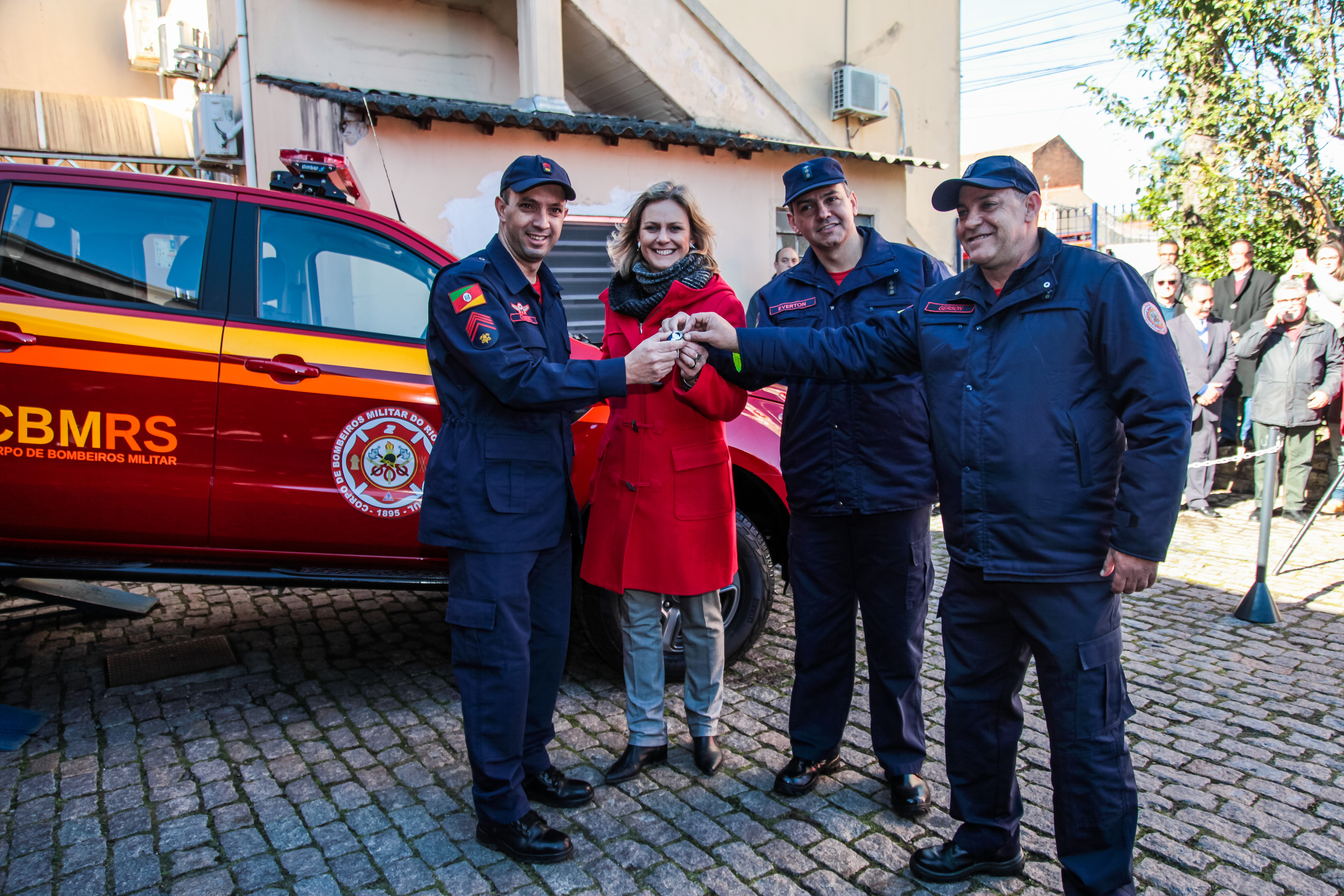 Paula recebeu a comenda CBM/RS e entregou equipamentos para a corporação