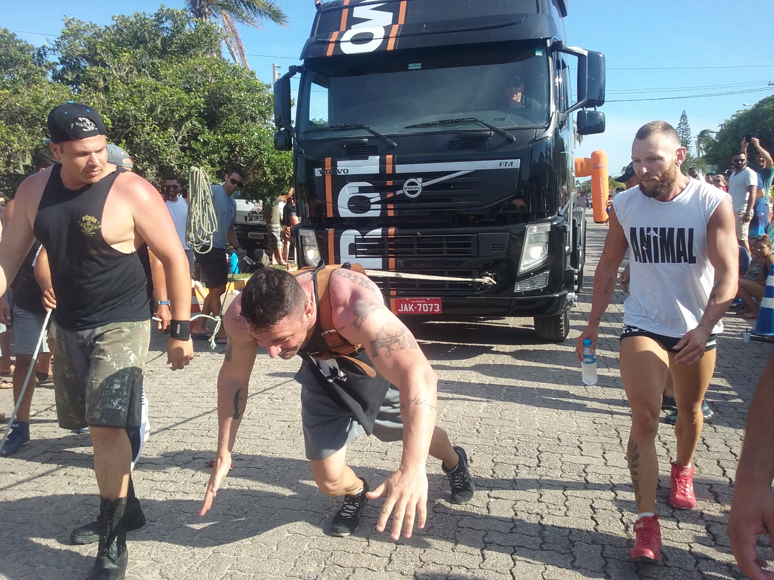 Prova reuniu atletas na praia do Laranjal